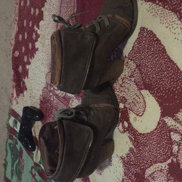 Heels - Picture 2 of 3